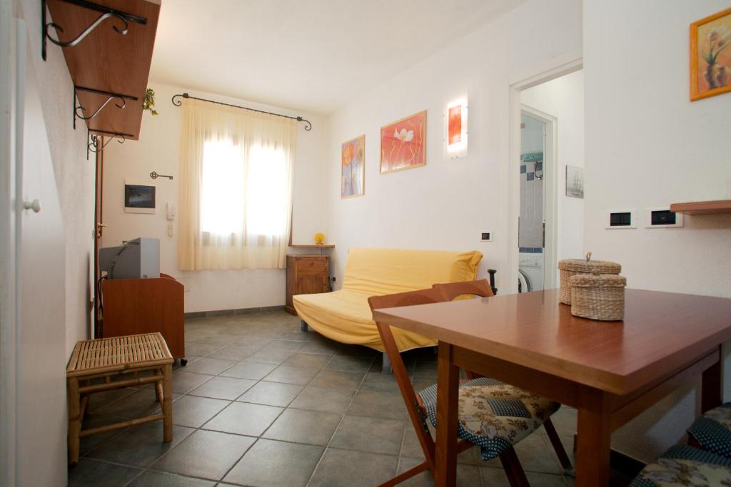 圣特雷莎加卢拉Bilocale Via Cairoli的客厅配有桌子和黄色的床