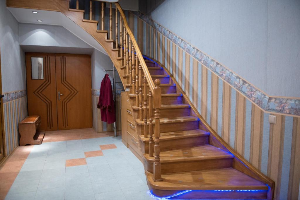 克拉斯诺达尔Don-Antonio的走廊上的木楼梯,门