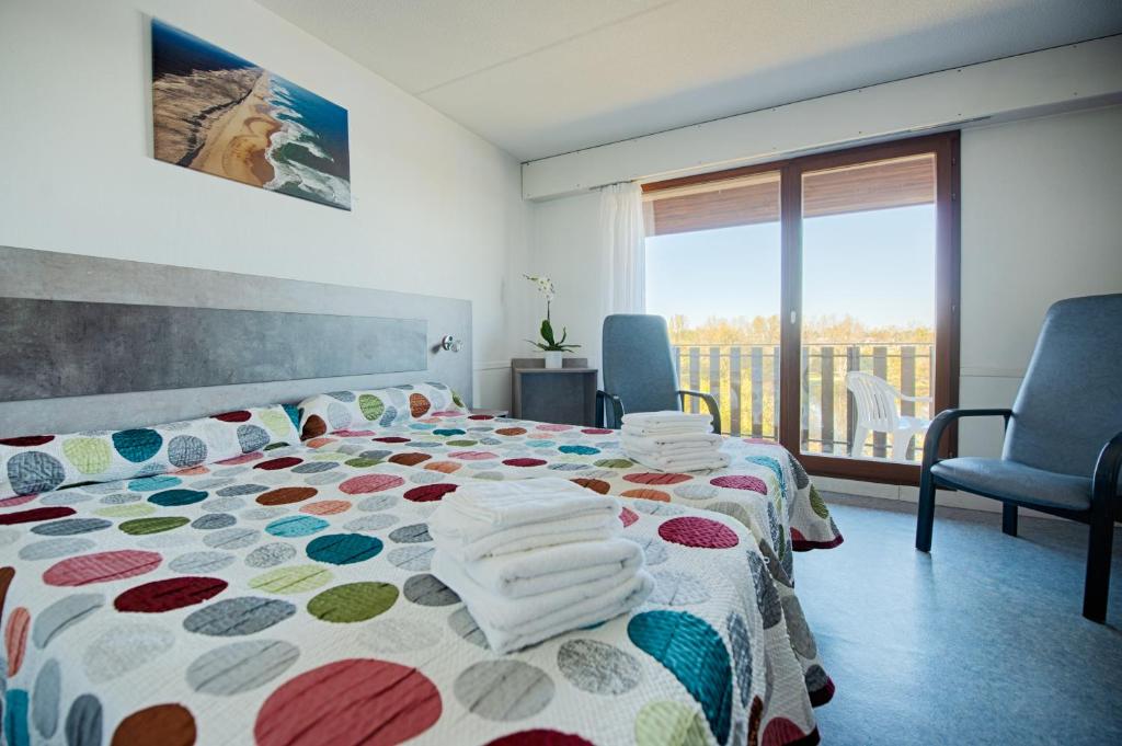 达克斯埃斯佩斯温泉公寓酒店的一间卧室配有带毛巾的床