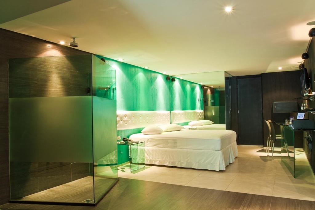 累西腓Forum Motel的一间卧室设有两张床和玻璃墙