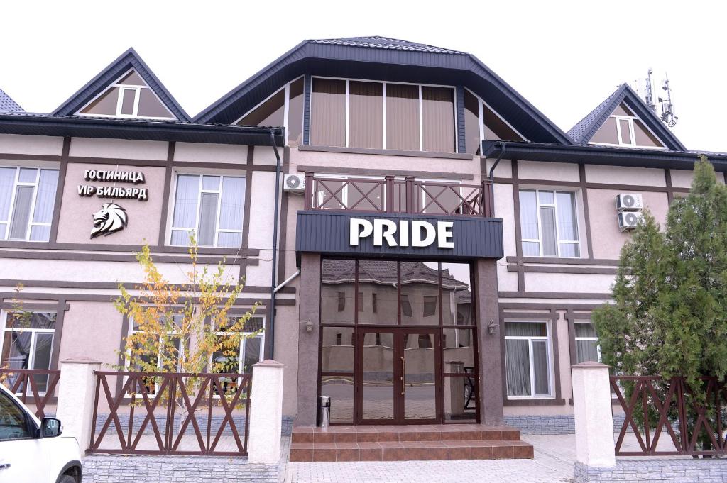 塔拉兹Pride Hotel的前面有价标的建筑