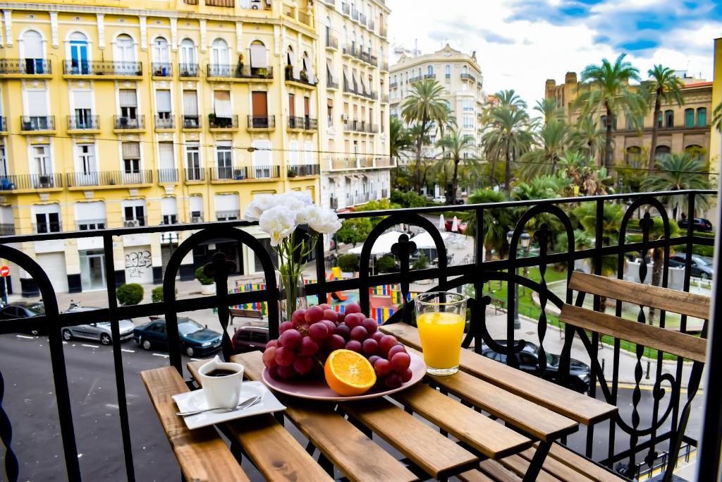 瓦伦西亚Valencia Apartamentos Goya的阳台上的桌子上放着一盘水果