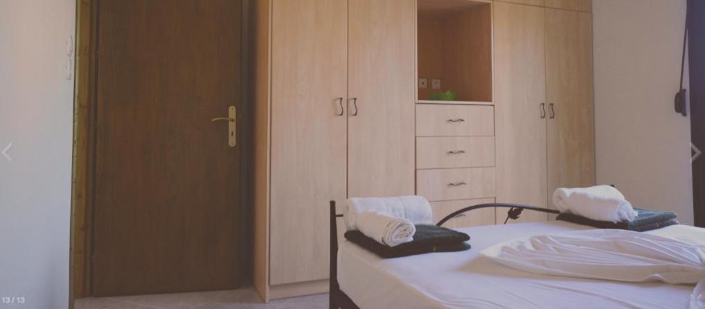 科尔维利Villa Platanaki的一间卧室配有一张床、梳妆台和衣柜。