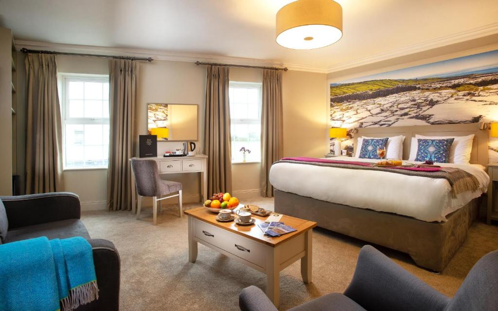 巴利瓦根野生大西洋旅馆 的酒店客房配有一张特大号床和一间客厅。
