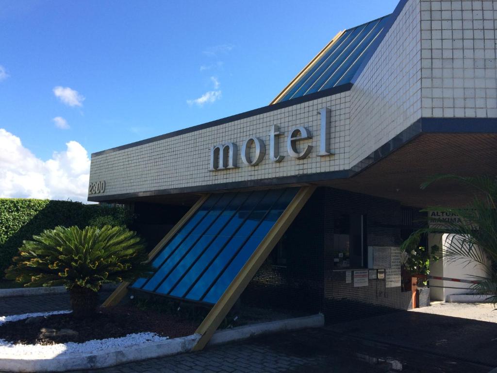 萨尔瓦多Motel Decameron (Adults Only)的大楼一侧的汽车旅馆标志