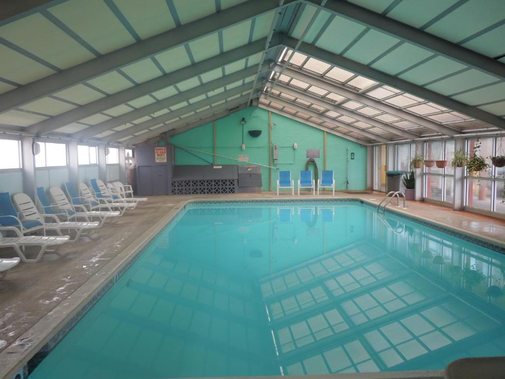 弗吉尼亚海滩海鹰汽车旅馆的大楼内带椅子的大型游泳池