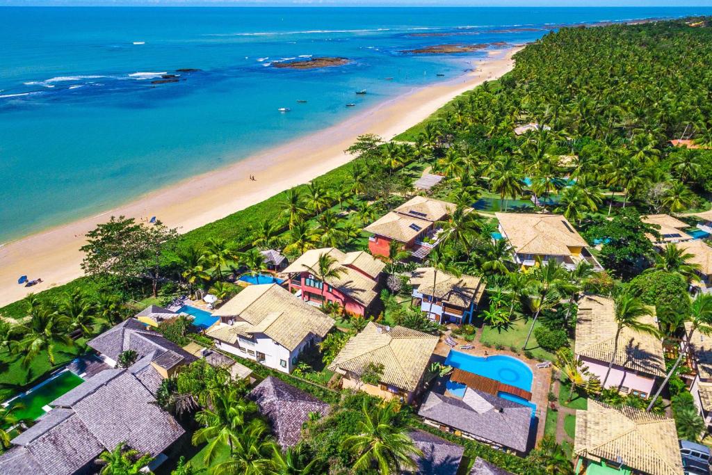阿拉亚尔达茹达佩娜阿雷亚住宅酒店的享有海滩的空中景致,设有房屋和海洋