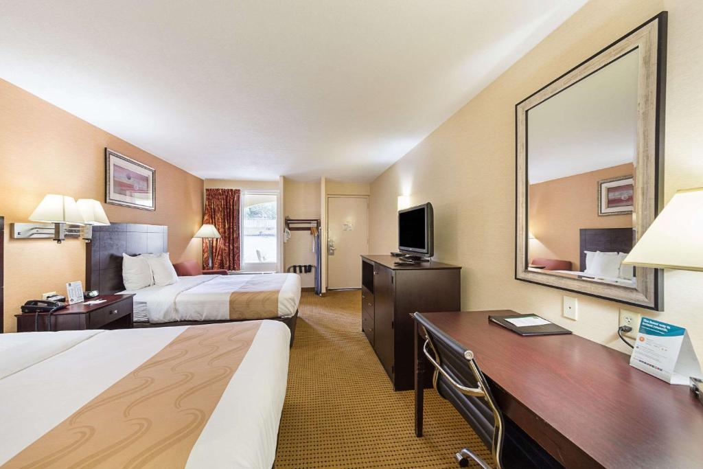 米堤亚McIntosh Inn的酒店客房配有两张床和一张书桌