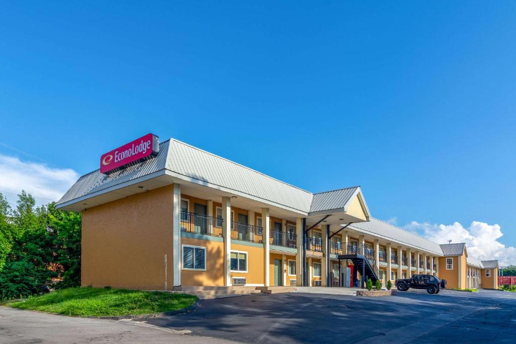 查塔努加Econo Lodge East Ridge的一座酒店大楼,上面有标志