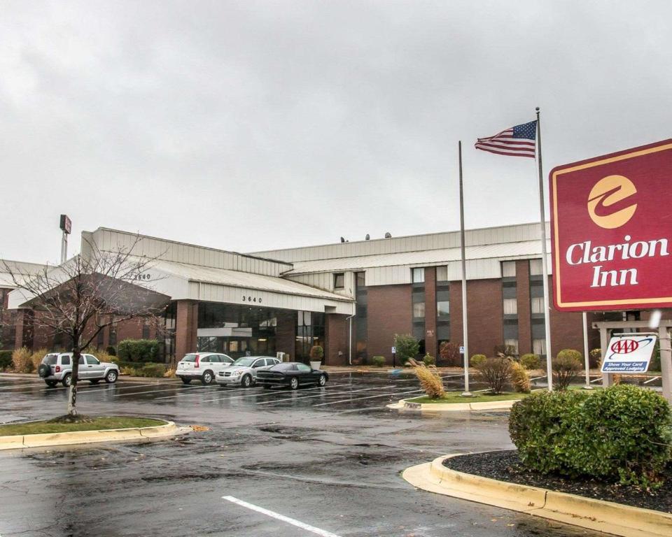 卡拉马祖Clarion Inn I-94 near Expo Center的停车场内汽车的经销商