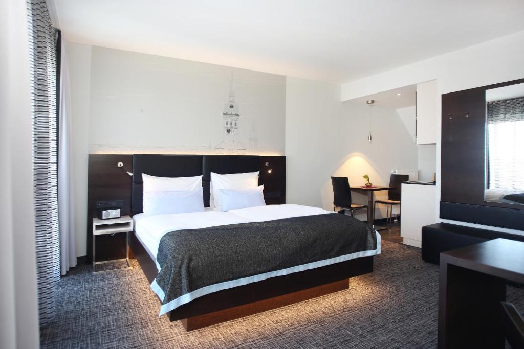 慕尼黑席勒5号酒店的酒店客房设有一张大床和一张书桌。