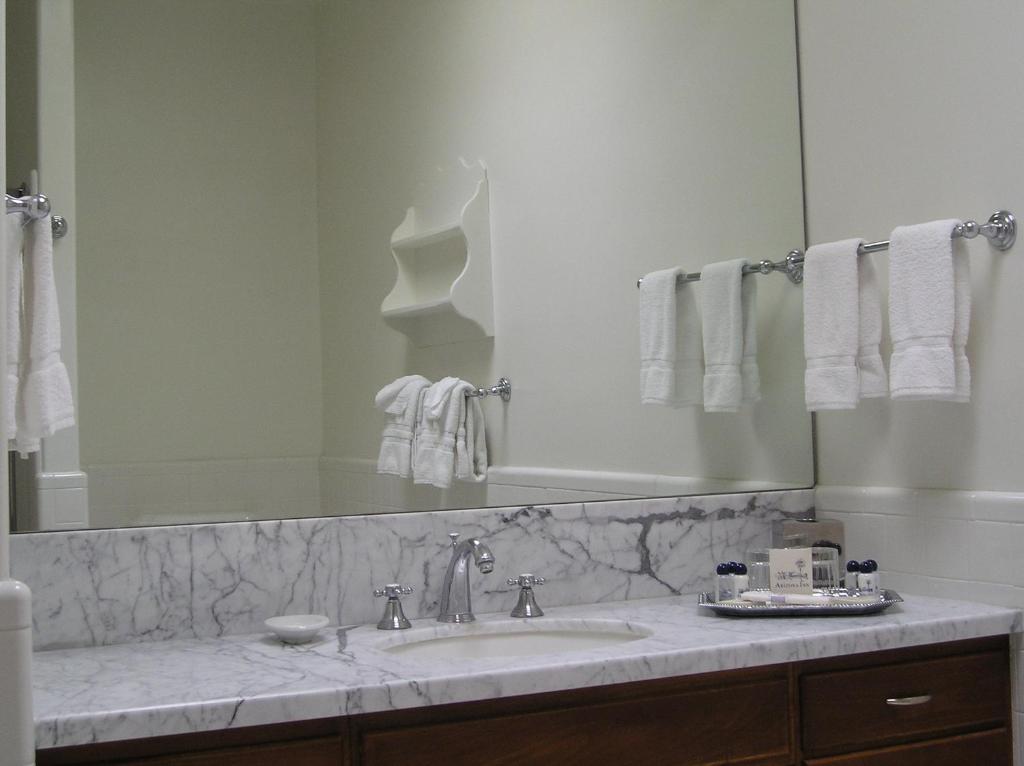 土桑亚利桑那旅馆的一间带水槽和大镜子的浴室