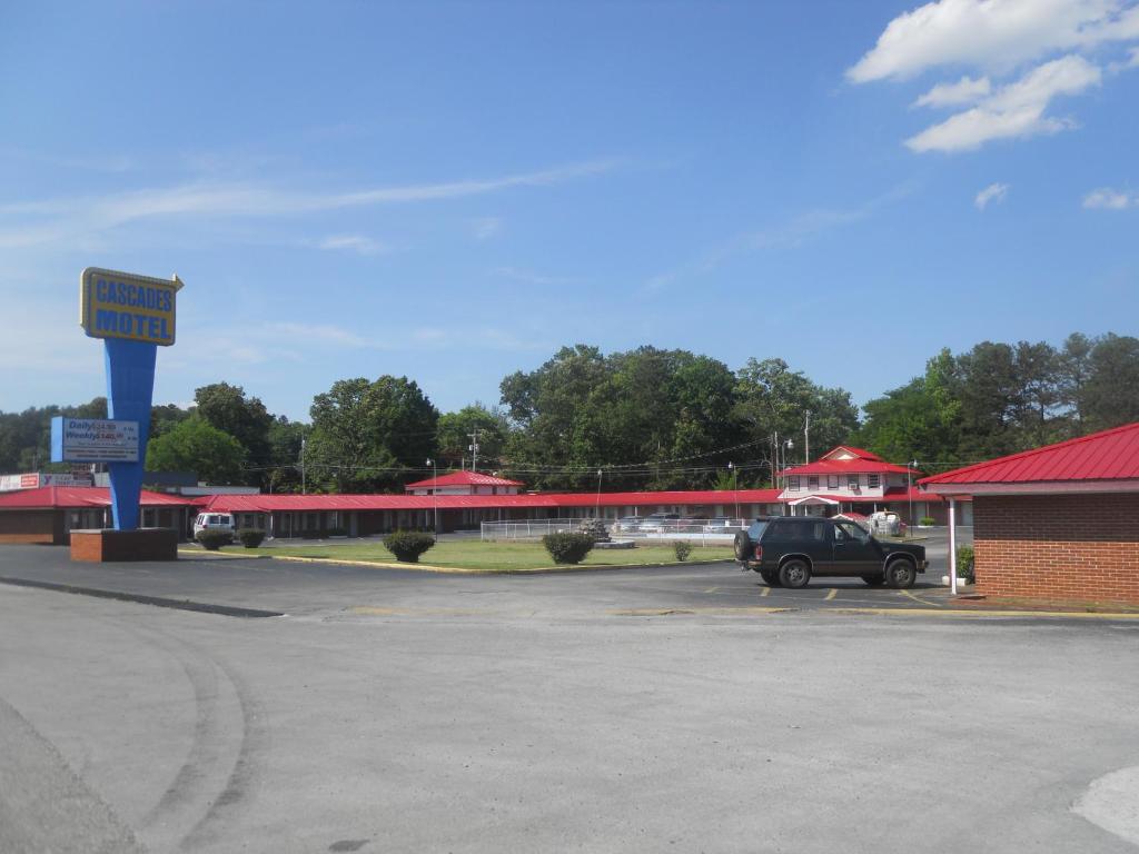 查塔努加卡萨德汽车旅馆 - 查塔努加的停在大楼旁边的停车场的汽车