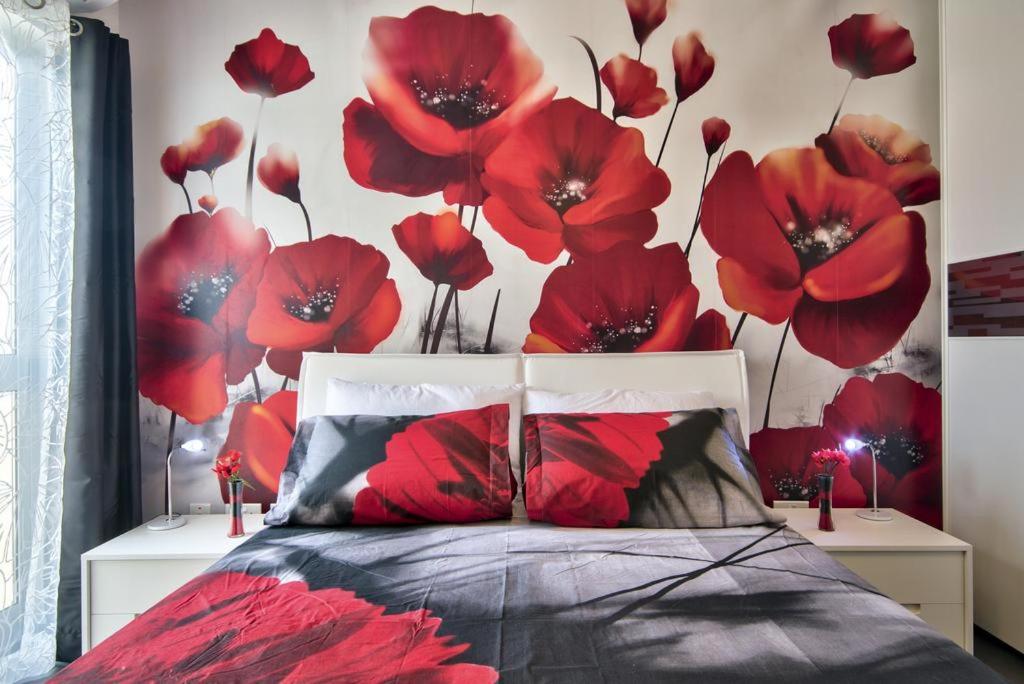 比尔泽布贾189 Chezli Court的卧室配有一张挂着红色鲜花的床。