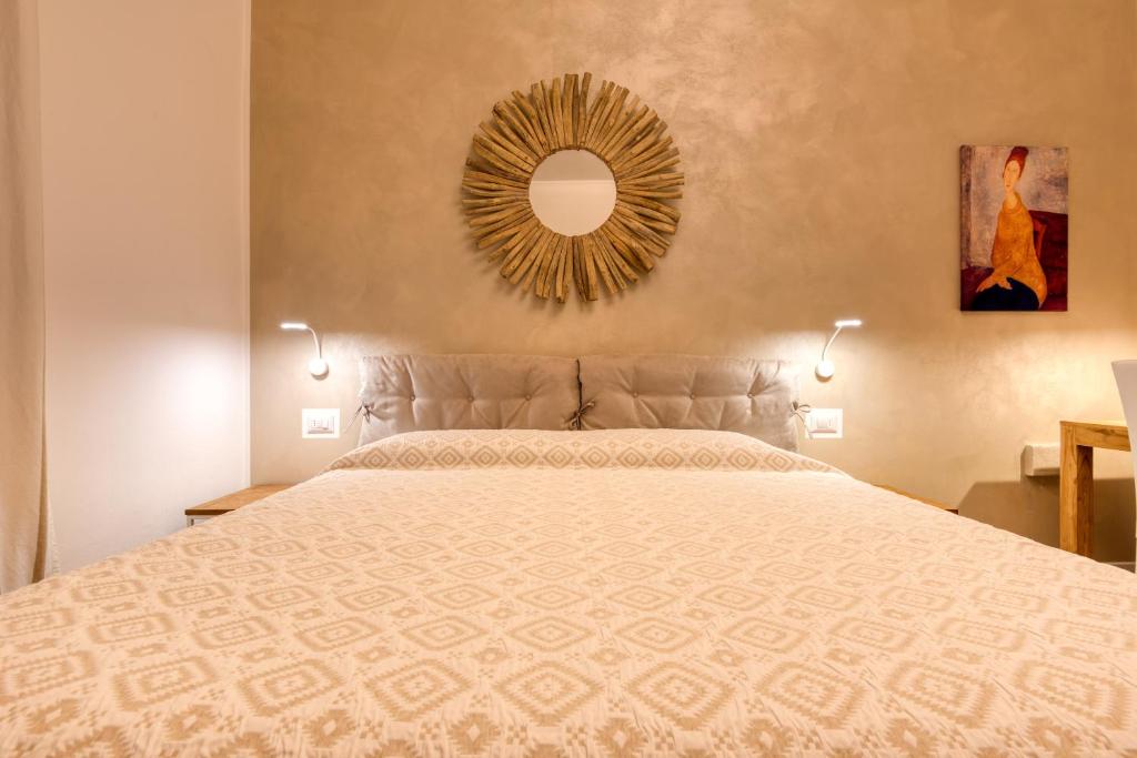贝加莫Maison Castelli的一间卧室配有一张大床和镜子