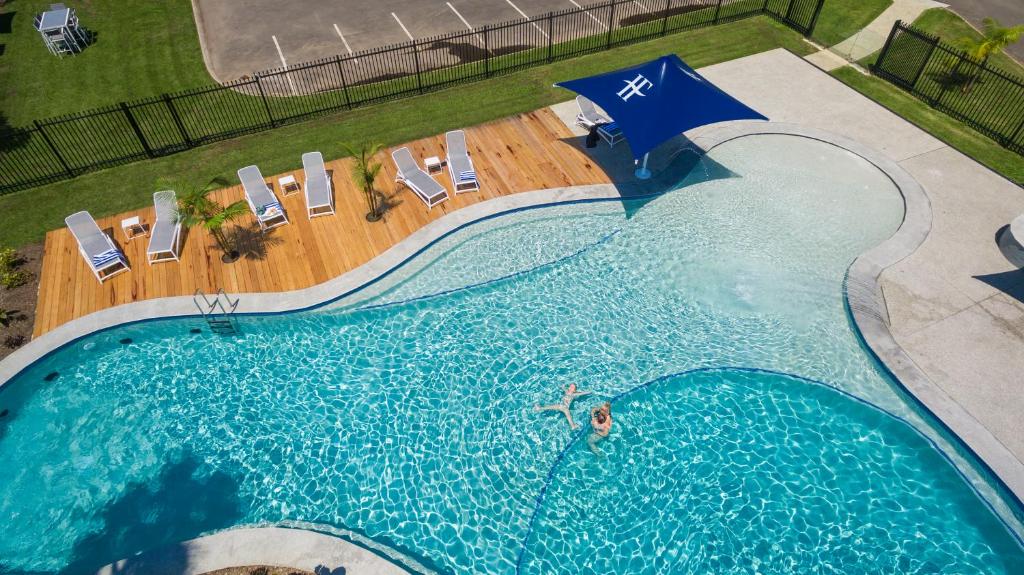福斯特福斯特尔汽车旅馆的游泳池的顶部景色,里面的人