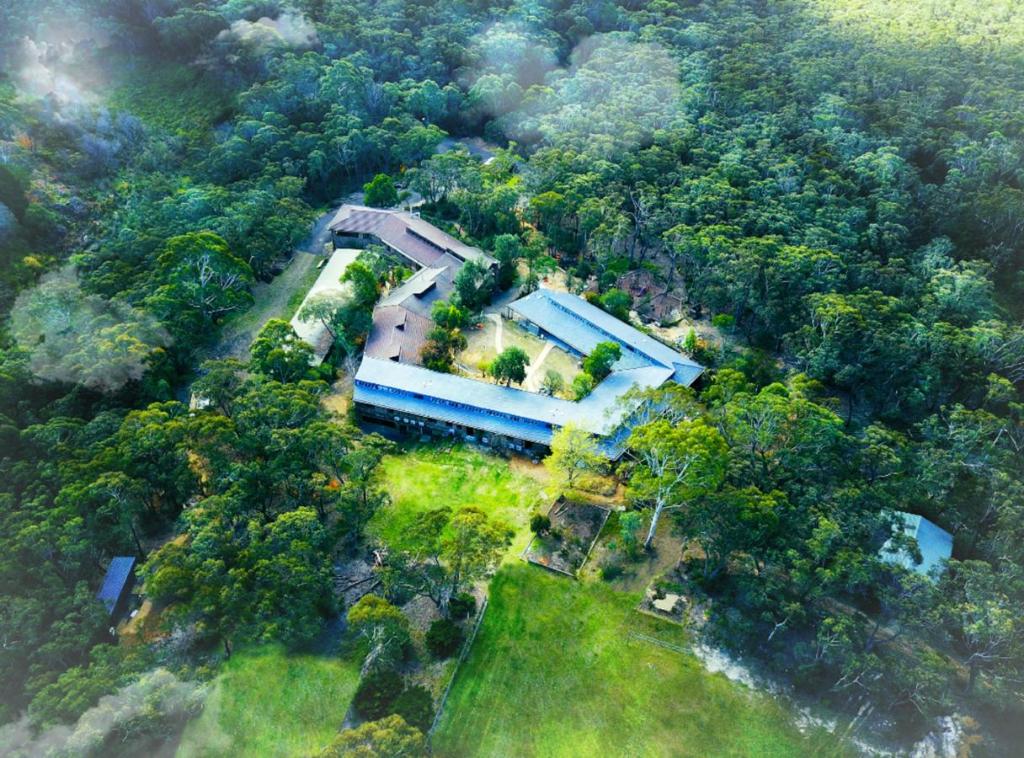 卢拉Sinofield Edu-Retreat的森林中间房屋的空中景观
