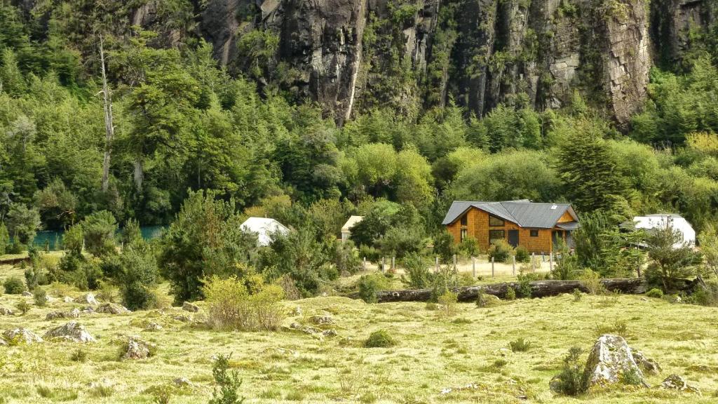 富塔莱乌富Matapiojo Lodge的山地的木屋