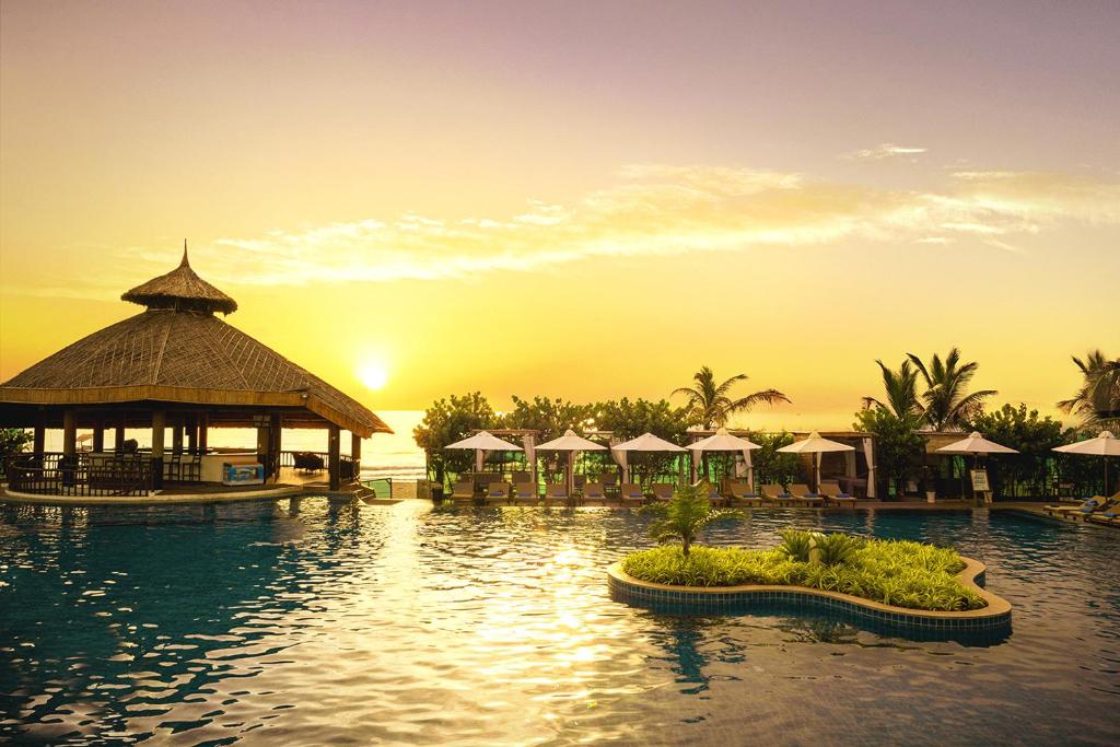 美奈帆船湾海滨度假酒店的一个带凉亭的游泳池的度假酒店