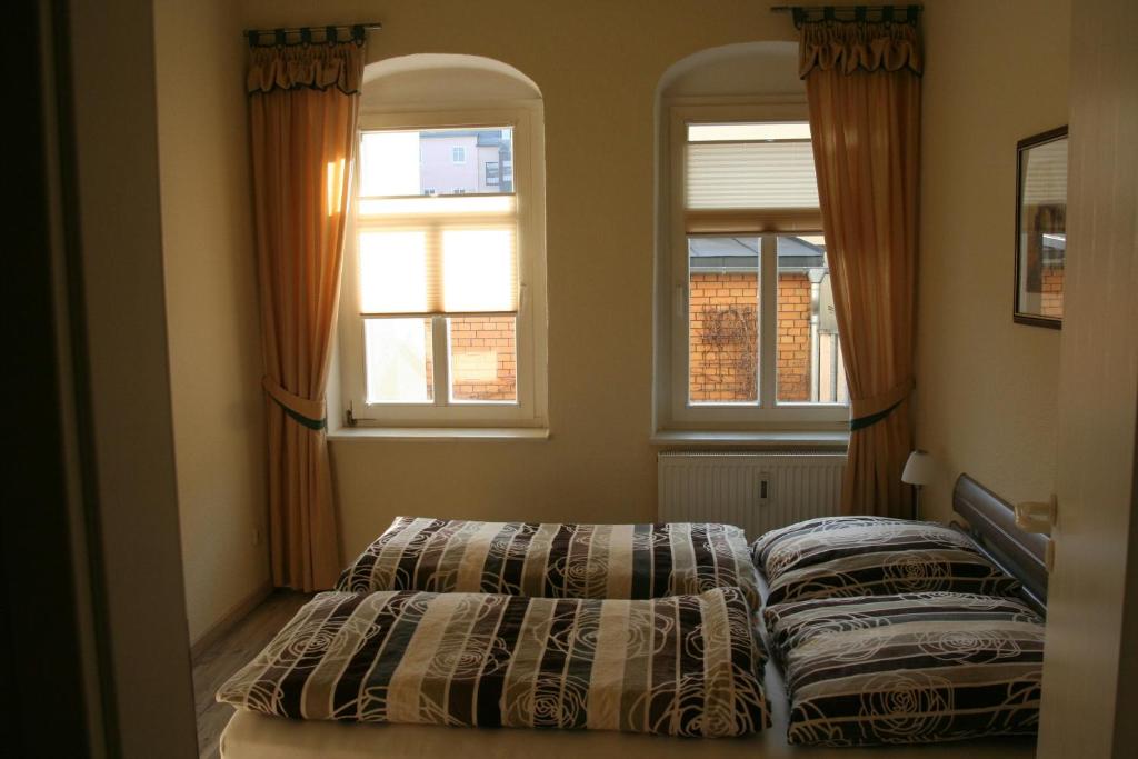 安娜贝格-布赫霍尔茨Kleine Kirchgasse 28的带2扇窗户的客房内的2张床