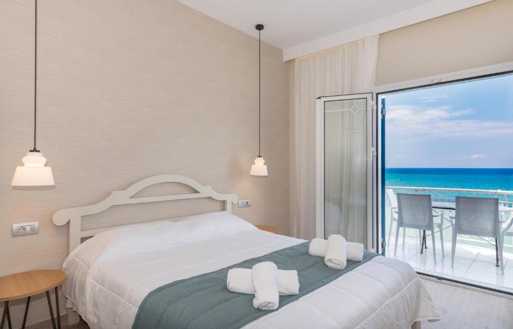费罗希尼亚海滩酒店客房内的一张或多张床位