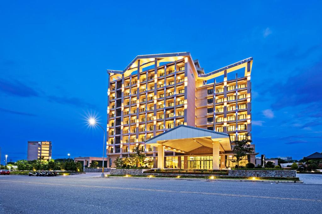 台东娜路弯银河酒店的一座大型酒店建筑,有照明
