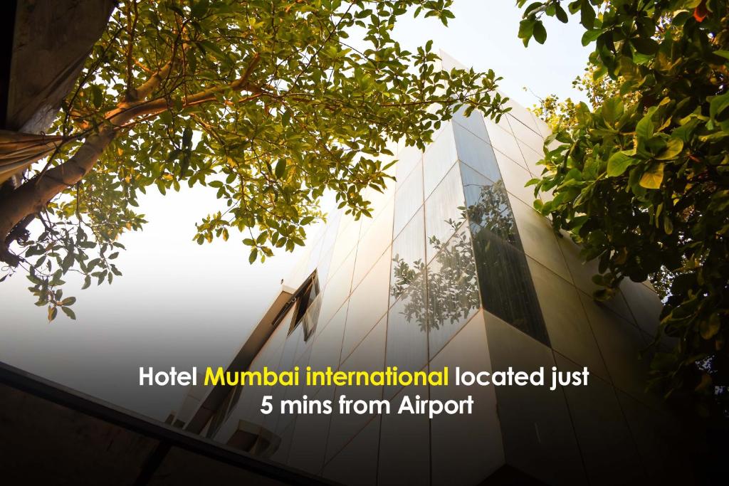 孟买Hotel Mumbai International- Near T2 International Airport的一座建筑,里面写着城市国际酒店的话,离机场近在咫尺
