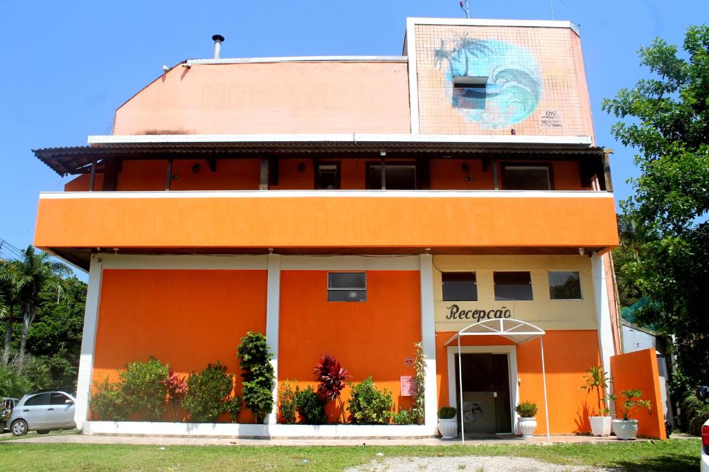 瓜鲁雅伯南布哥太阳酒店的一座橙色的建筑