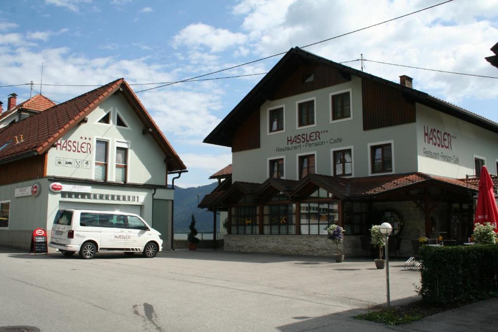 德劳塔尔贝格Restaurant - Pension - Café Konditorei Hassler的停在大楼前的白色货车