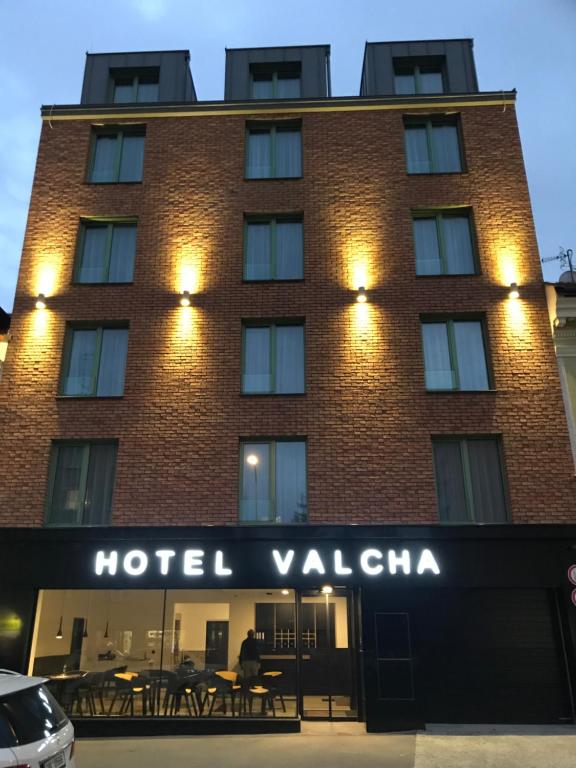 布拉格Hotel Valcha的大楼前的酒店估价标志
