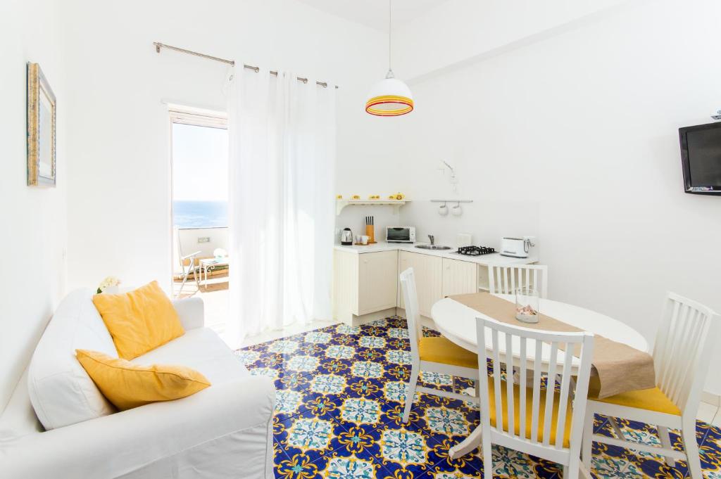 马奥莱多特里住宅酒店的客厅配有白色的沙发和桌子