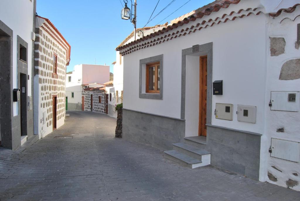 克鲁兹·德·特赫达Casa Guayarmina的白色建筑小镇上的小巷
