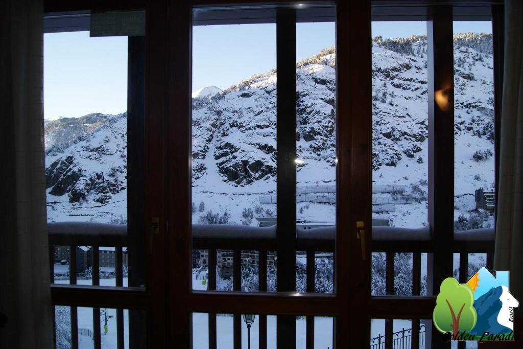 索尔德乌Soldeu Paradis Pleta的透过窗户可欣赏到雪山的景色