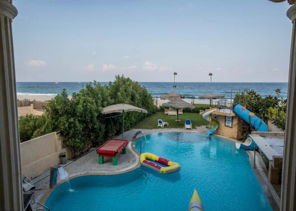 西迪基里尔Resort altayar Villa altayar 1 Aqua Park with Sea View的一个带水上公园的大型游泳池