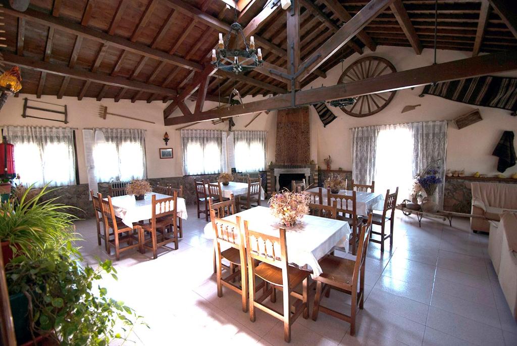MoralinaLos Arribes的用餐室设有桌椅和窗户。