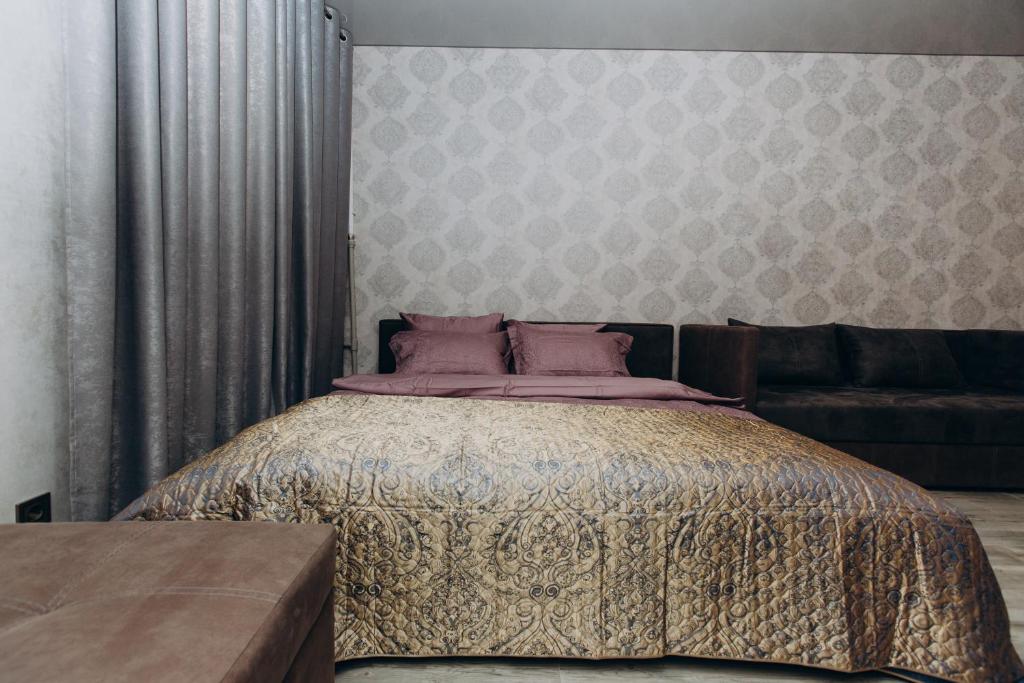 苏梅Greatest Luxury Apartment的一间卧室配有一张床和一张沙发
