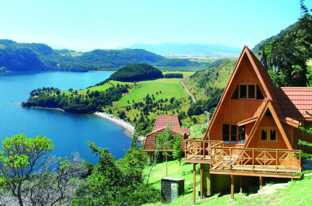 科伊艾科Cabañas Lago Elizalde的湖畔小山上的房屋