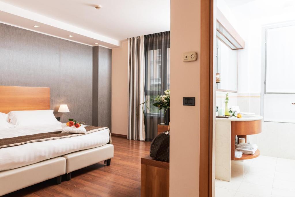 蒙扎Hotel Royal Falcone的一间酒店客房 - 带一张床和一间浴室