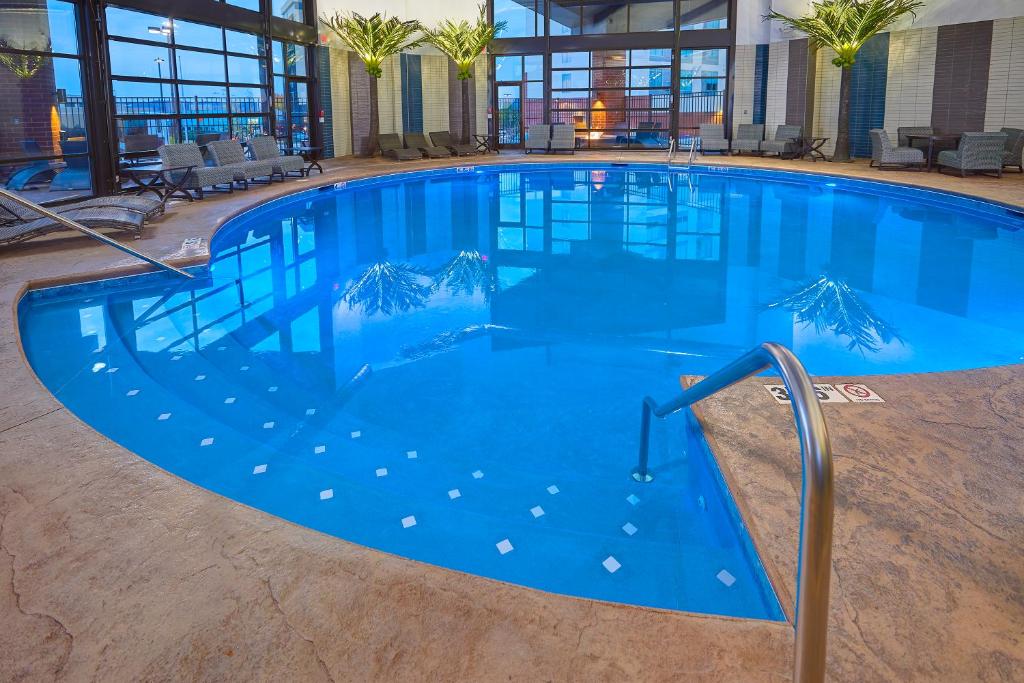 沙伦维尔北辛辛那提/沙伦维尔丽芙茵酒店的大楼内一个蓝色的大型游泳池