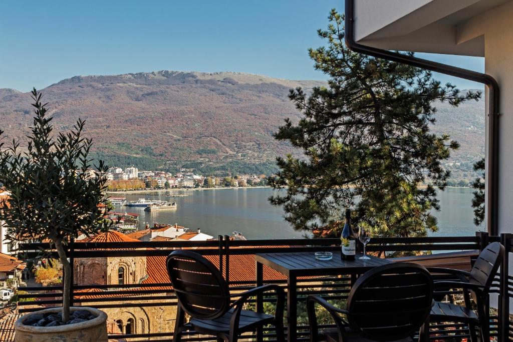 奥赫里德Villa Sofija的湖景阳台配有桌椅