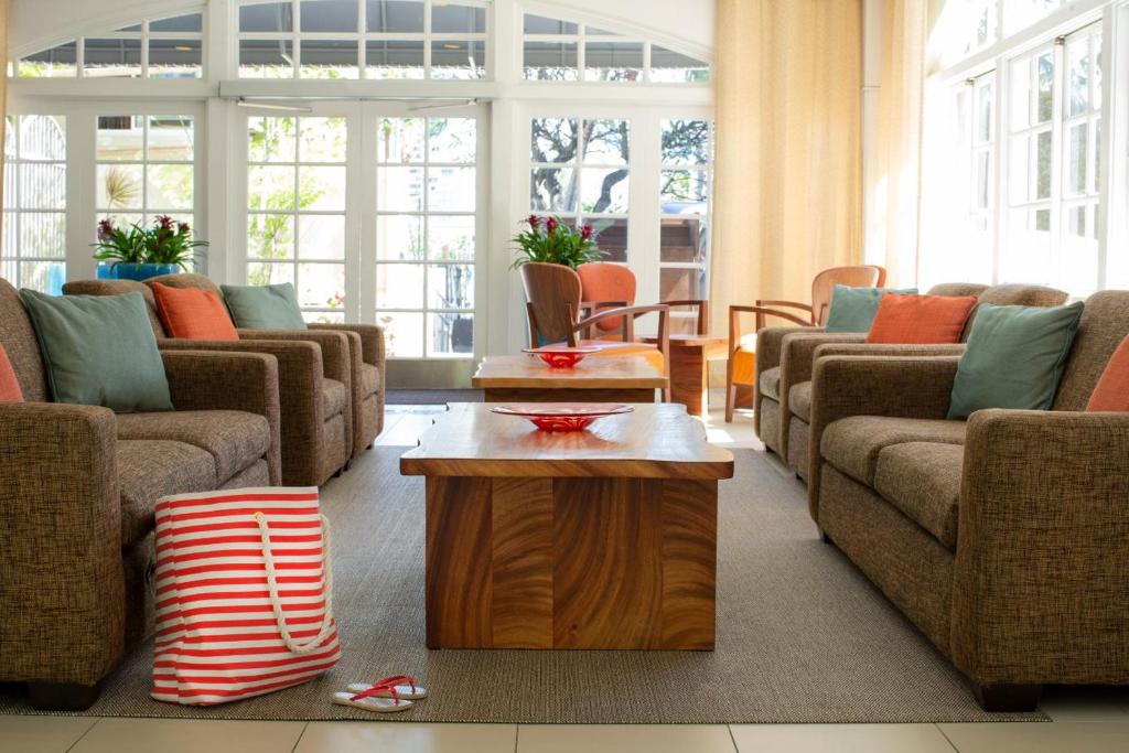 檀香山Coconut Waikiki Hotel的带沙发和咖啡桌的客厅