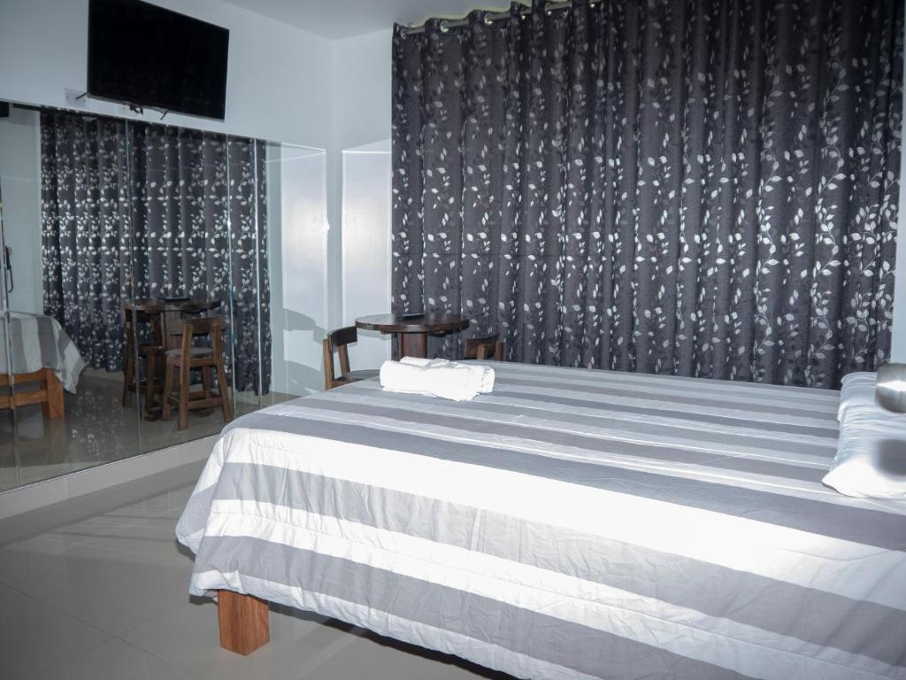 利马Hostal Sueños的一间卧室配有一张带黑白毯子的床