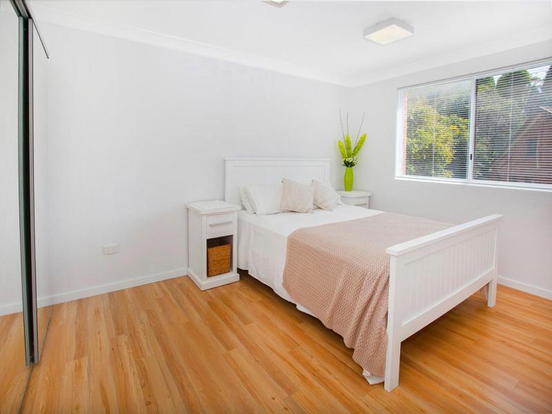 凯阿玛Waves Appartment的白色的卧室设有床和窗户