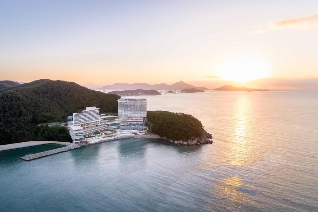 巨济Hanwha Resort Geoje Belvedere的水中岛屿上度假村的空中景观