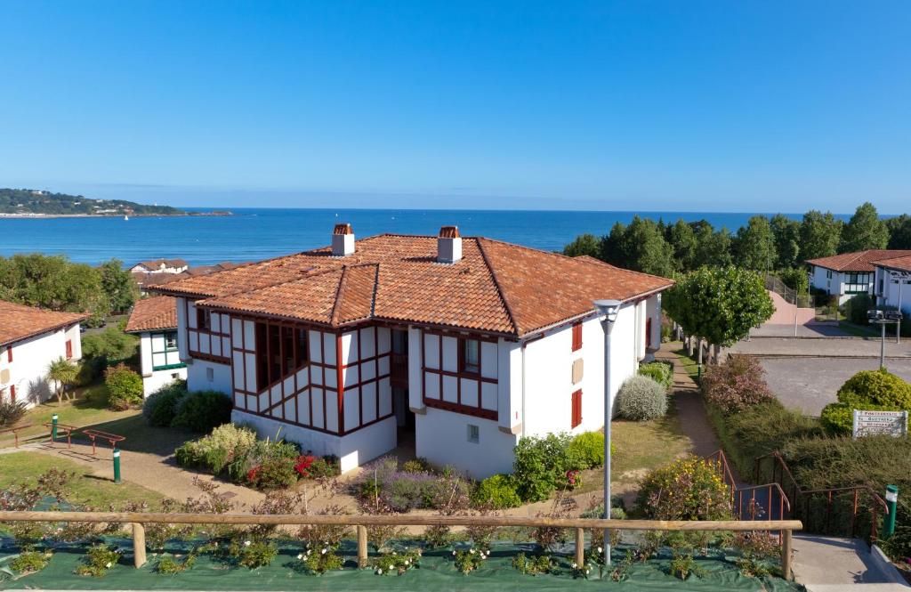 昂代Azureva Hendaye的背景中海洋的房屋的空中景观