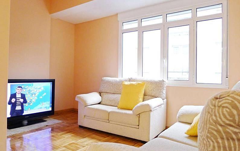蒙福特·德·莱蒙斯Acogedor Apartamento Ribeira Sacra的客厅配有白色沙发和电视