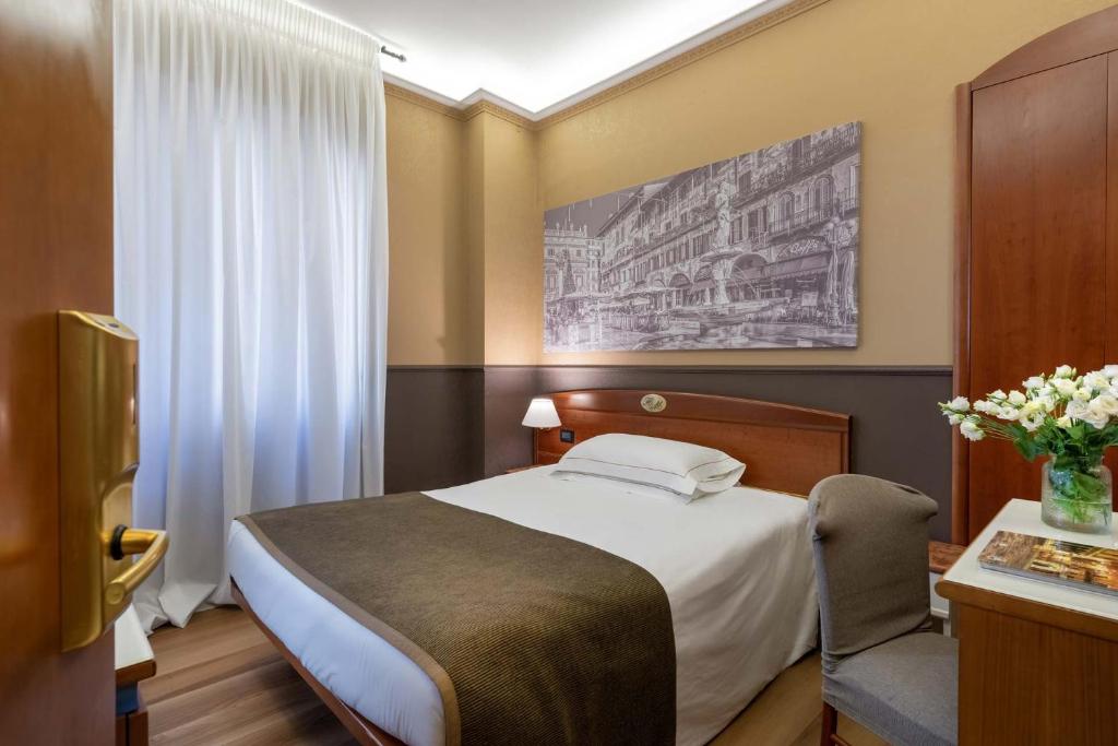 维罗纳Mastino Rooms的一间酒店客房,配有一张床和一台电视