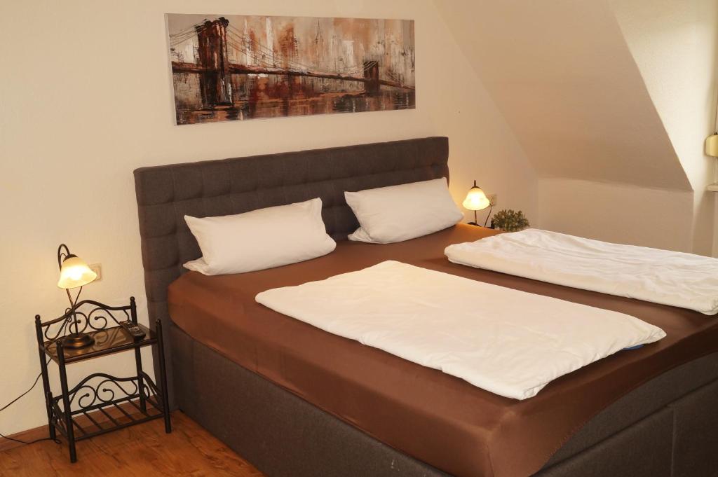 沃尔姆斯波士酒店的配有两张床铺的客房配有两张白色枕头