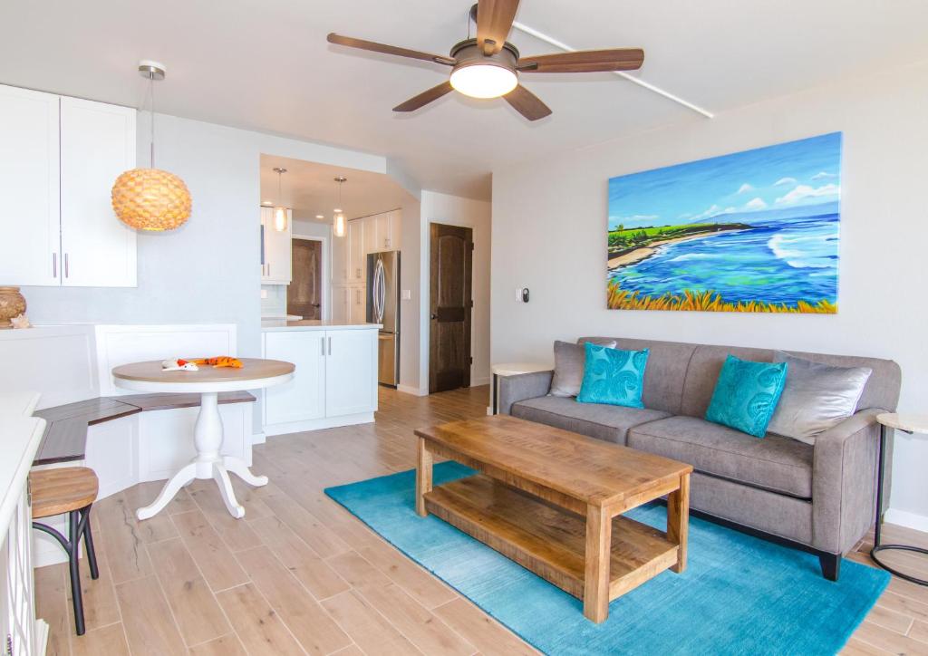 玛雷亚Island Sands 505的客厅配有沙发和桌子