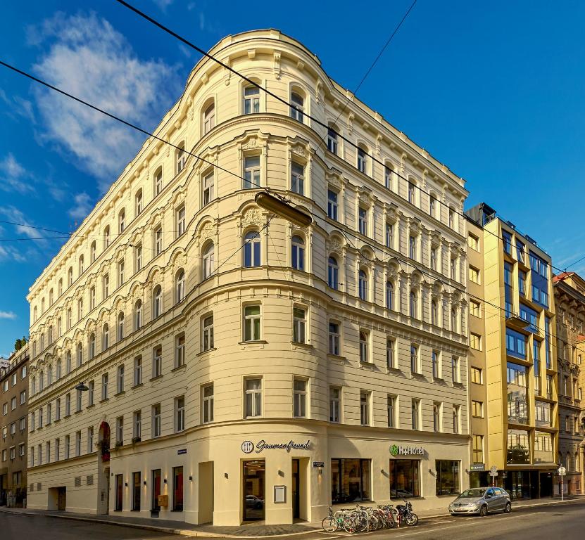 维也纳维也纳H酒店的一条城市街道上的白色大建筑
